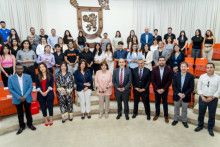 Imagen de Becados junto a Vicerrectora Académica y Rector en el Salón de Honor