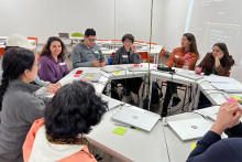 Mesa de conversación de la comunidad Usach. Mesa redonda, personas y fondo blanco.