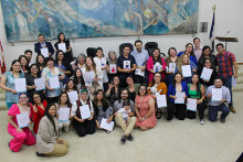 Foto en Salón de Honor, estudiantes y profesores. De fondo, cuadro de Roberto Matta