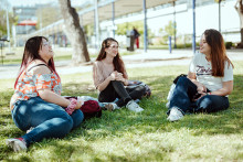 Tres estudiantes comparten en áreas verdes de la Usach.