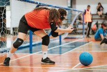 Estudiantes realiza deporte inclusivo con pelota en multicancha