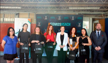 Personeros de la Embajada de Portugal posan junto a integrantes de la Facultad de Humanidades, en el Centro de Estudios Camoes Usach