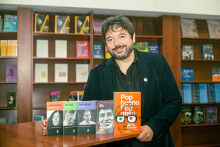 Director Editorial, Galo Ghigliotto, con los 5 libros más vendidos del sello Usach