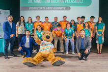 Deportistas destacas y destacados posando autoridades de la VRAE