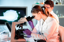 Investigadores trabajando en el laboratorio