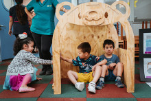 Niñas y niños del Jardín Infantil Usach juegan con juguetes obsequiados por estudiantes de la carrera de Diseño Industrial