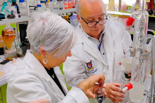 investigadores en el laboratorio