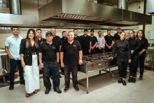 Equipo de la Unidad de Servicios Alimentarios posando al interior de la cocina del casino EAO