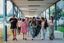 Estudiantes recorren el pasillo central del campus