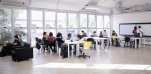 Estudiantes en sala de biblioteca