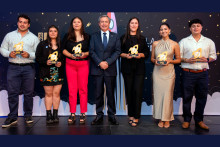 Siete personas posan con sus premios frente a la cámara en gala