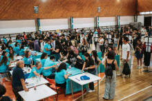 Estudiantado nuevo recibiendo credenciales inteligentes en Gimnasio Usach