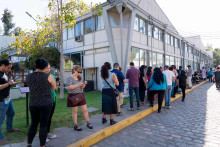 Funcionariado esperando para ser vacunado