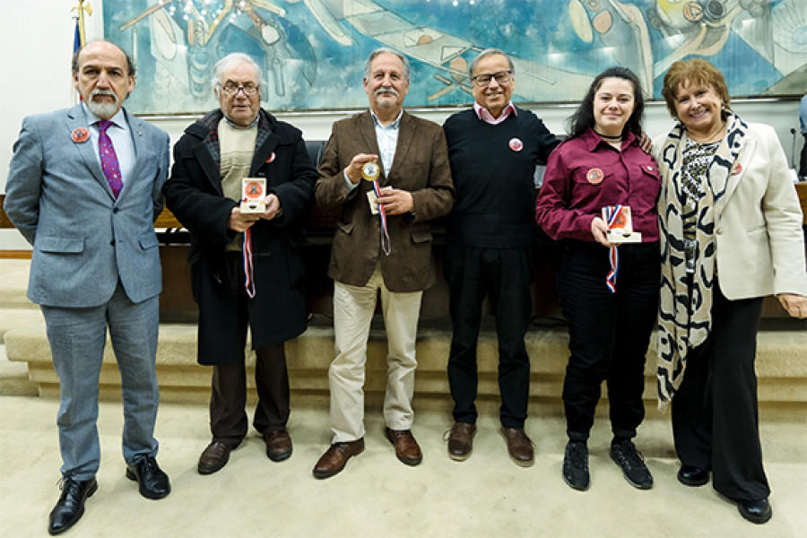 Autoridades junto a ganadores de la Medalla Enrique Kirberg