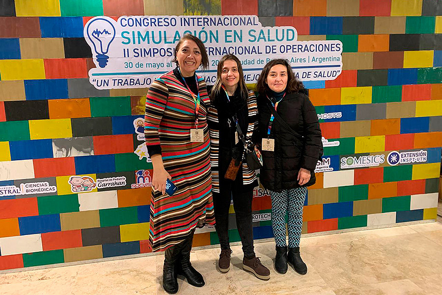 Directora (s) del Centro de Simulación Clínica, Claudia Fraile, posando junto a otras dos profesionales