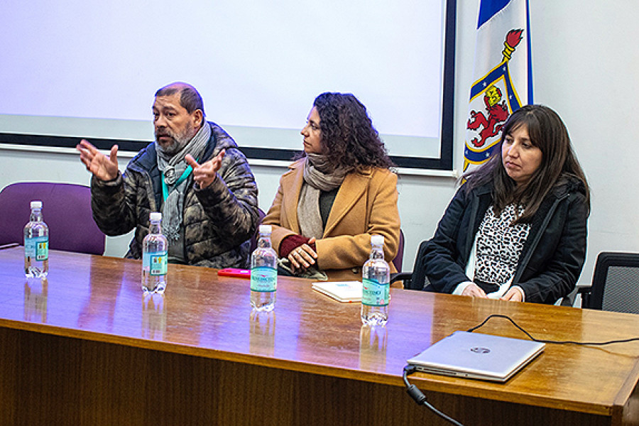 Integrantes del panel sentados. De izquierda a derecha: Sergio Ulloa, Daniela Alburquerque y Mirza Villarroel