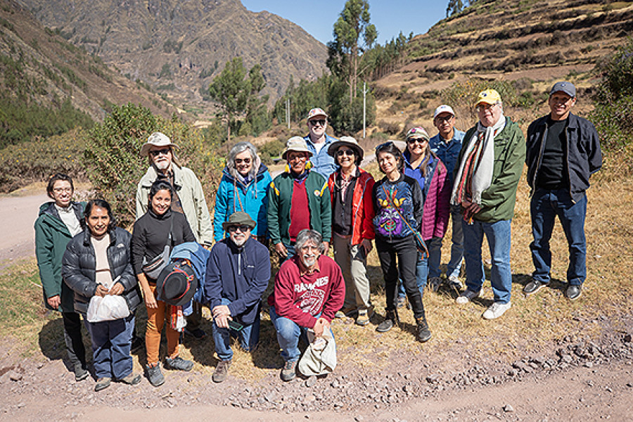 Grupo de académicas y académicos FAHU en Perú