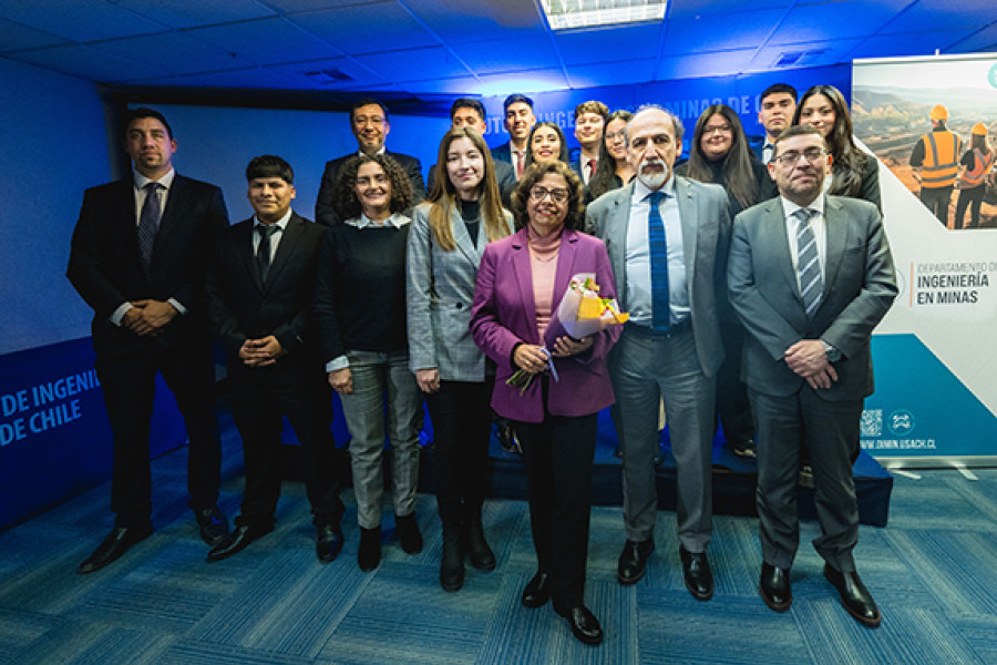 Personas participantes en Simin posan frente a la cámara en foto grupal