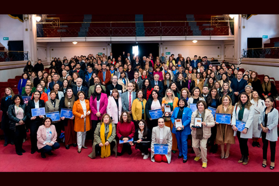 Foto grupal del encuentro en el Aula Magna 