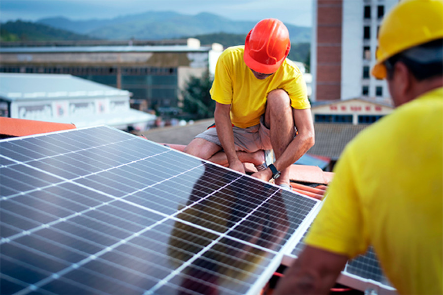 Trabajador ajustando panel solar 