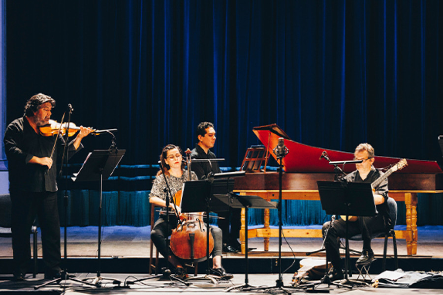 Conjunto en el escenario del Aula Magna