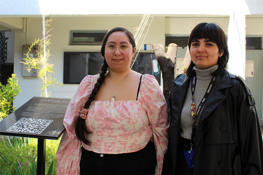 Dos mujeres posan frente a la cámara en el patio de la Facultad Tecnológica