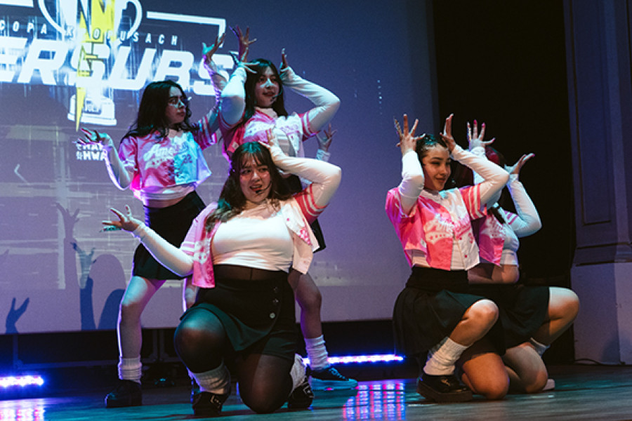 Grupo de baile femenino en el escenario del Aula Magna 