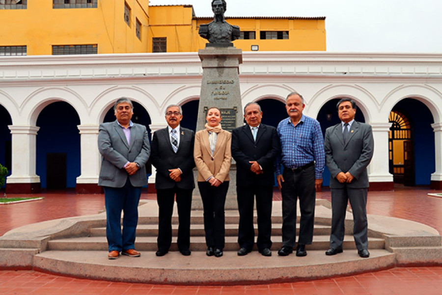 Seis personas posando frente a la cámara. Al centro la vicedecana de I+D de Ingeniería