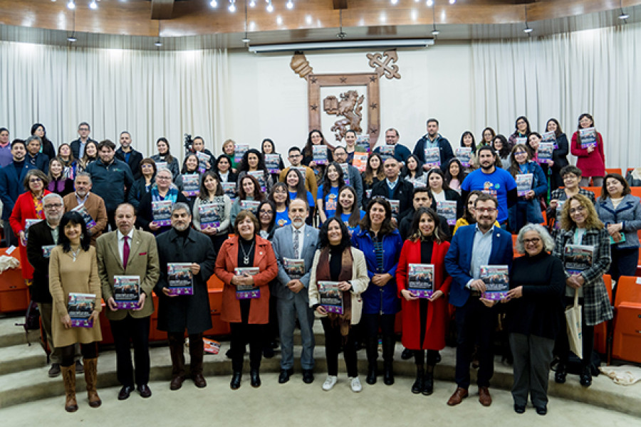 asistentes a la actividad posan frente a la cámara en el Salón de Honor Usach