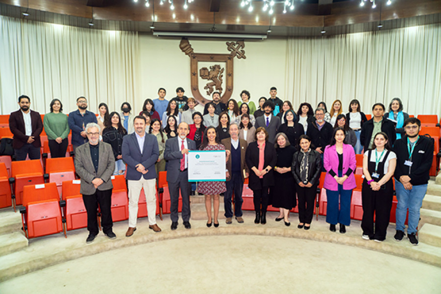 Foto de asistentes a la actividad en el Salón de honor Usach