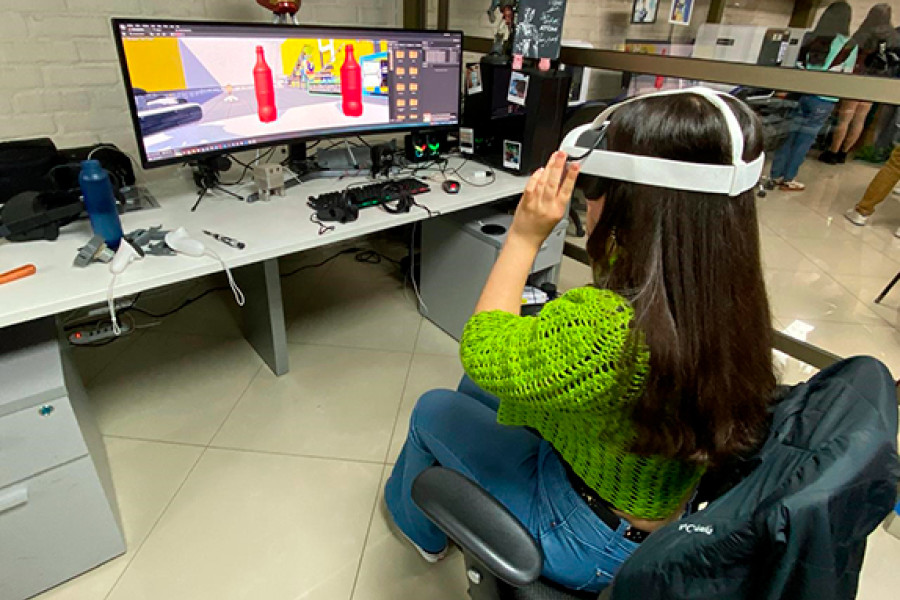 Persona sentada experimentando realidad virtual en un laboratorio