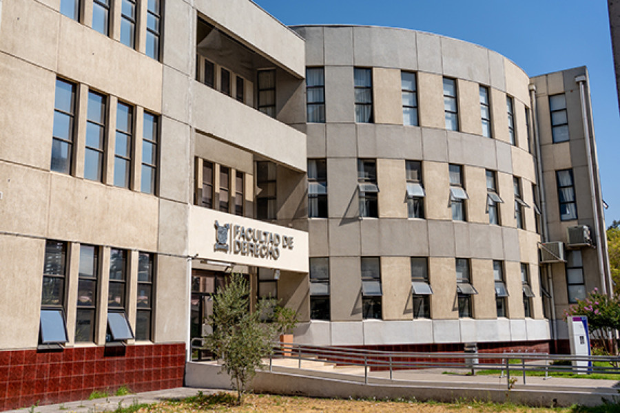 Foto frontis Facultad de Derecho Usach