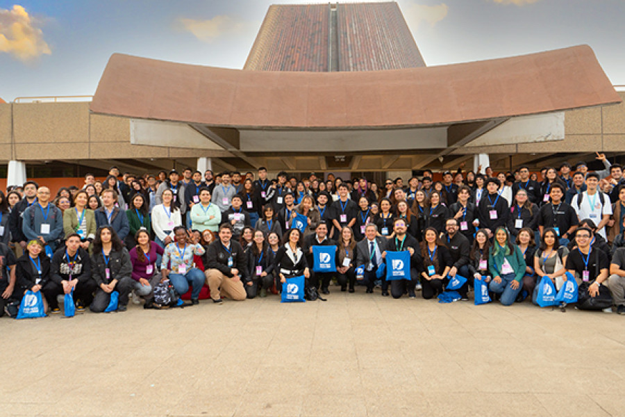 Autoridades y estudiantes en frontis Planetario