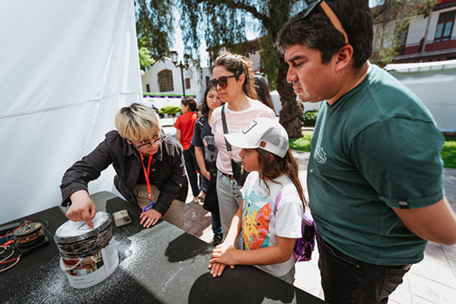 Personas participan de stand en Festival de Ciencia Usach