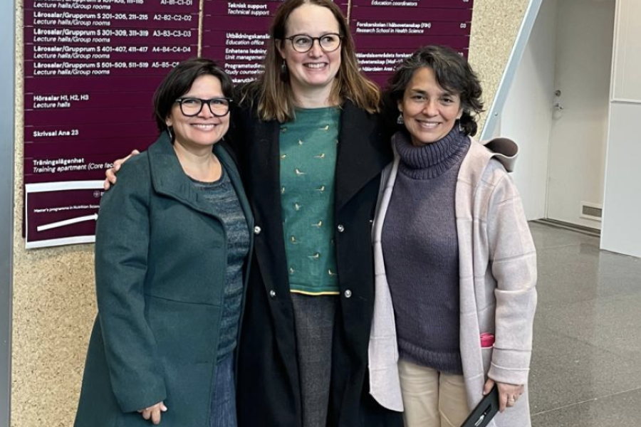 tres mujeres posan frente a la cámara