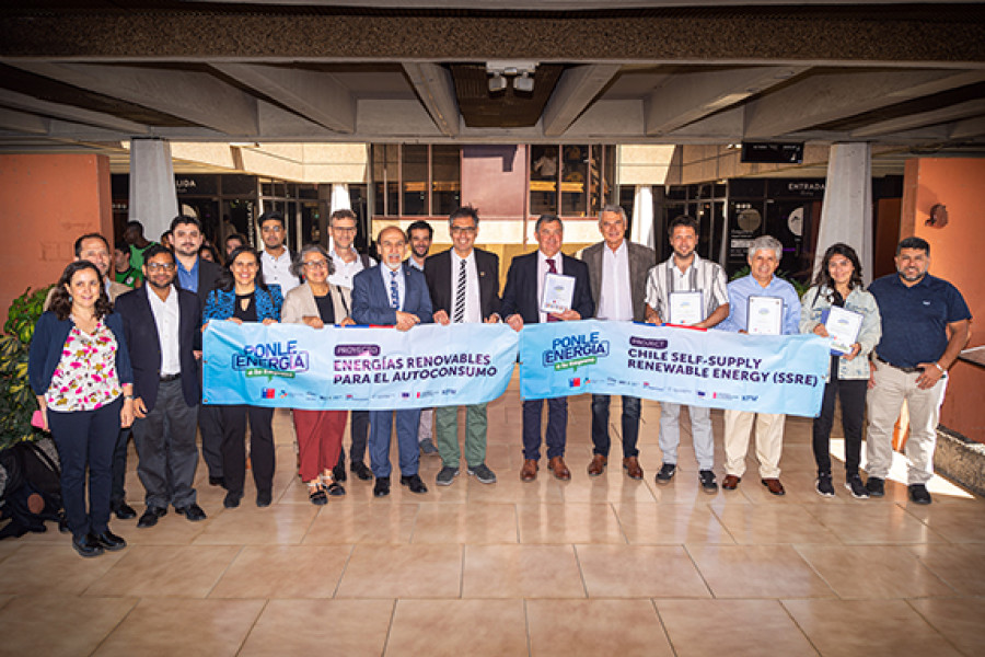 Foto grupal de beneficiarios con rector Rodrigo Vidal y otras autoridades