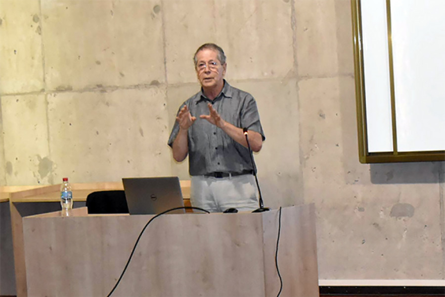 Académico español Jaime Oyarzo se dirige a estudiantes del plantel.