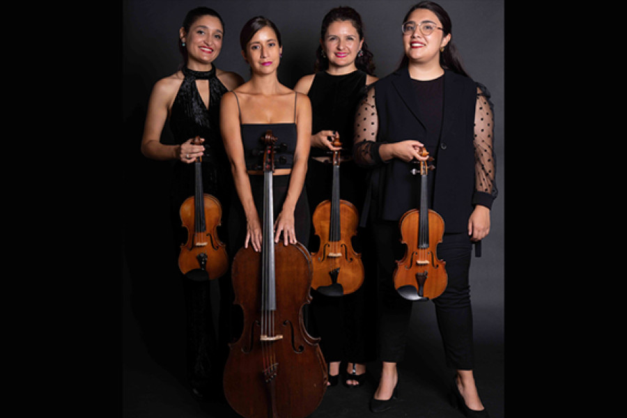 Cuarteto de cuerdas femenino. Mujeres llevan violines en sus manos