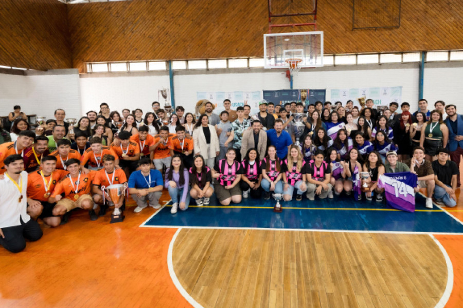 Estudiantes deportistas Usach posan a la cámara en lamulticancha de gimnasio de la universidad