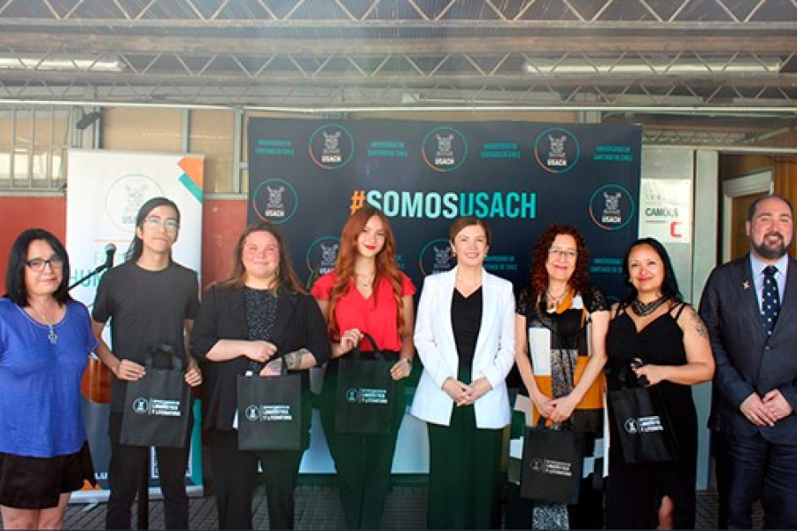 Personeros de la Embajada de Portugal posan junto a integrantes de la Facultad de Humanidades, en el Centro de Estudios Camoes Usach