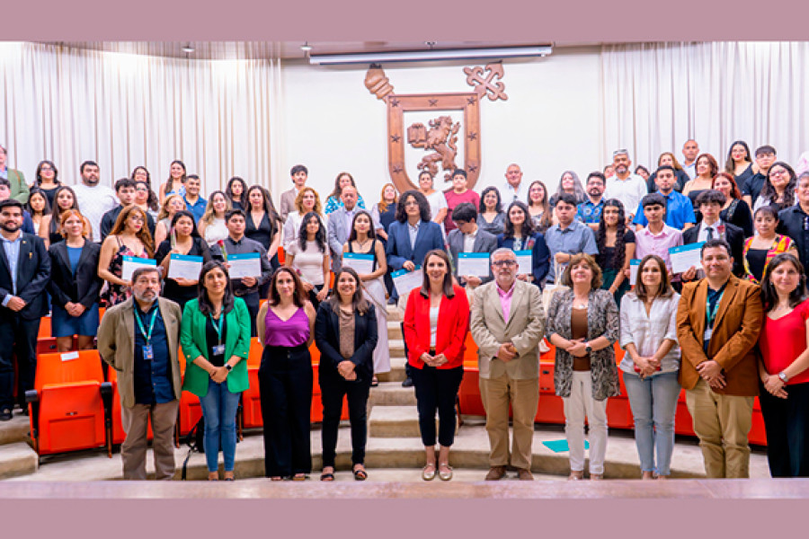 Académicos e investigadores en el Salón de Honor Usach