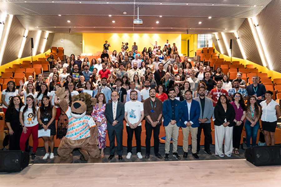 Foto grupal de asistentes a la premiación 