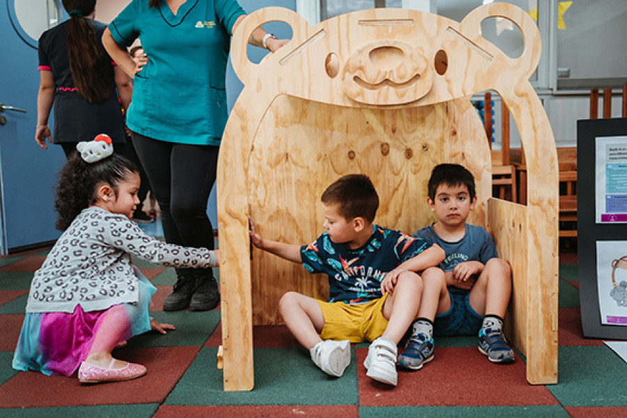 Niñas y niños del Jardín Infantil Usach juegan con juguetes obsequiados por estudiantes de la carrera de Diseño Industrial