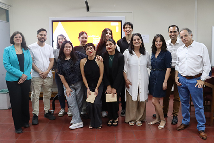 Estudiantes equipo Eureka 2025 con autoridades del Departamento de Publicidad e Imagen