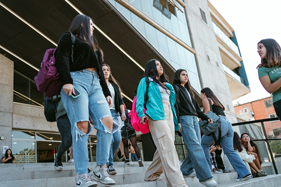 Estudiantes saliendo del Edificio FAE