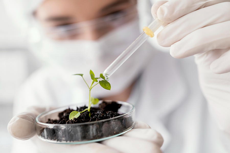 Científica trabajando en el laboratorio.