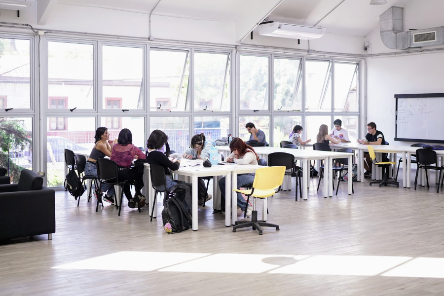 Estudiantes en sala de biblioteca