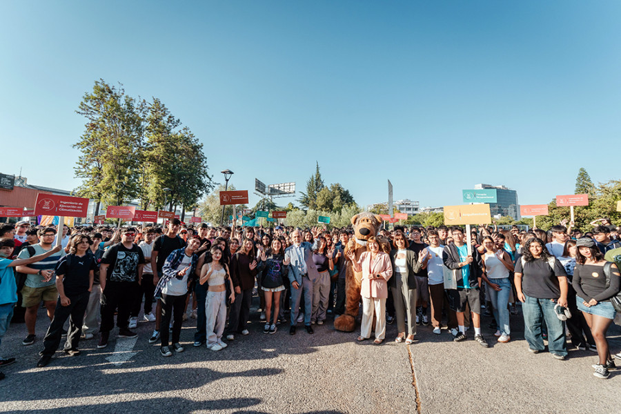 Estudiantes posan junto a autoridades de la Usach en el frontis