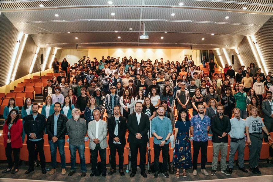 Autoridades y la comunidad estudiantil de la Facultad de Ciencia, posan en el Auditorio FAE en la actividad de bienvenida 2025 