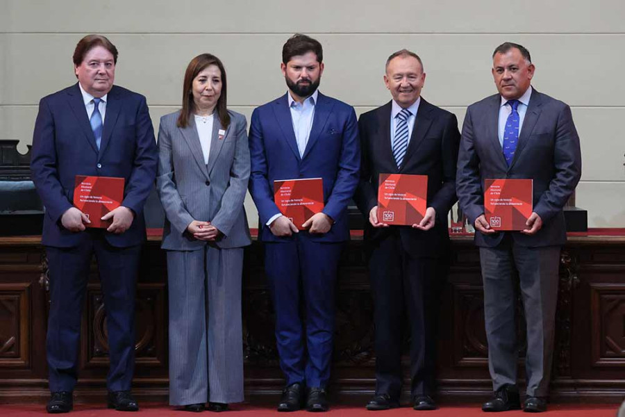 Presidente Boric con la nueva directora del Servel, la académica Usach Dra. Pamela Figueroa, posan en la testera del ex Congreso Nacional